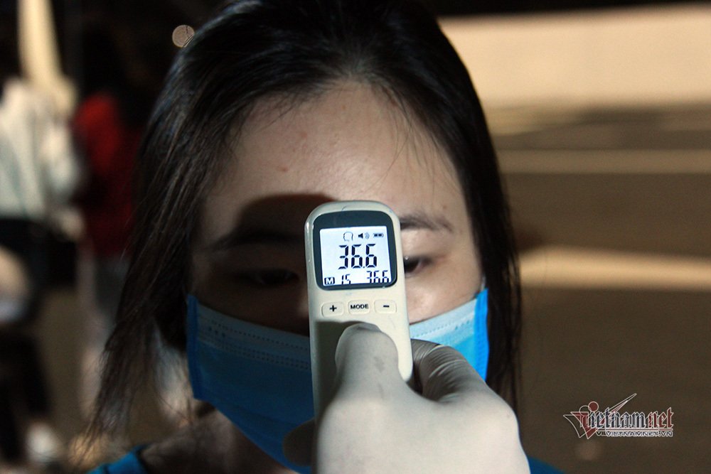  Đo thân nhiệt tại chốt kiểm soát
