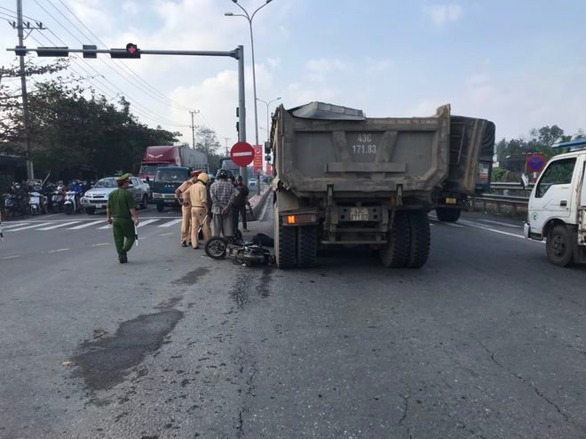 Xe 'hổ vồ' va chạm xe điện, nữ sinh tử vong, nam sinh bị thương