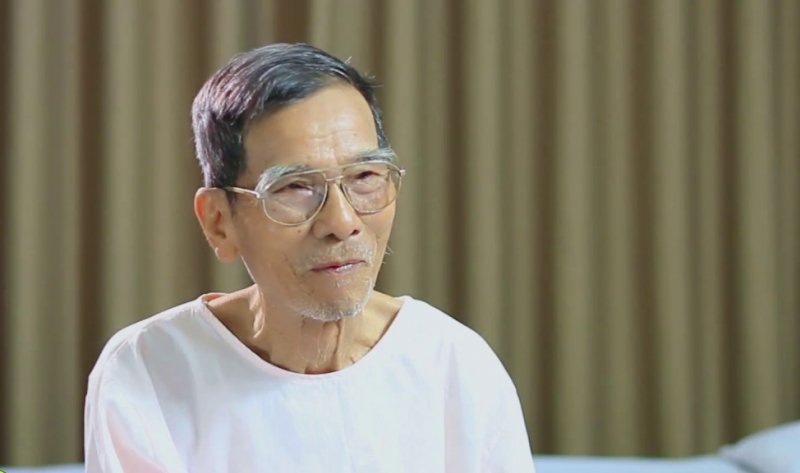 Sinh năm 1929, NSND Trần Hạnh vốn xuất thân từ một anh thợ đóng giày trước khi có niềm đam mê với sân khấu kịch và nghệ thuật. Ở tuổi 30, ông ngày ngày sáng đến xưởng làm giày, tối về diễn trên sân khấu Đoàn kịch Hà Nội (nay là Nhà hát Kịch Hà Nội)