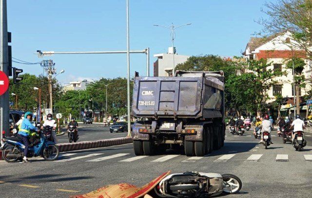 Hiện trường vụ tai nạn khiến nữ tài xế xe máy tử vong thương tâm.