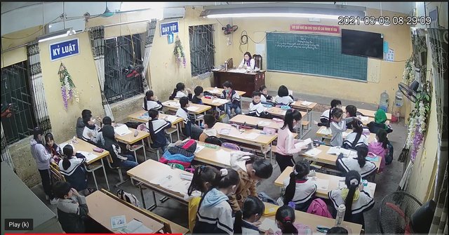 Hình ảnh học sinh tụm năm tụm ba làm việc riêng trong giờ học của cô Tuất.