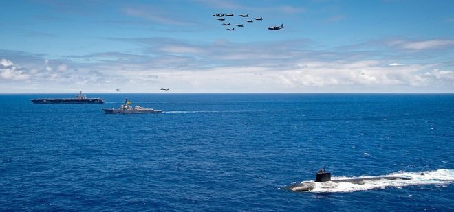  Tàu ngầm Mỹ USS Seawolf di chuyển cùng tàu sân bay USS Carl Vinson (Ảnh: Hải quân Mỹ).