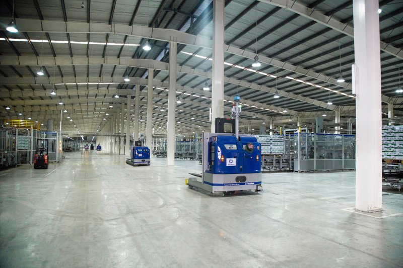 Hệ thống robot LGV trong nhà máy được vận hành tự động và đồng bộ, giúp tối ưu hóa năng suất và kiểm soát chất lượng sản phẩm nghiêm ngặt. 