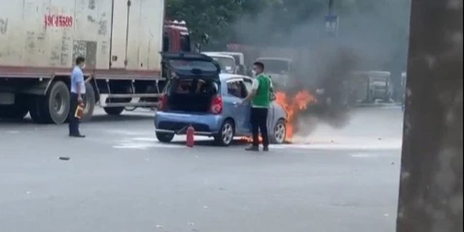 Vụ cháy xảy ra giữa đường thu hút sự chú ý của nhiều người dân hiếu kì
