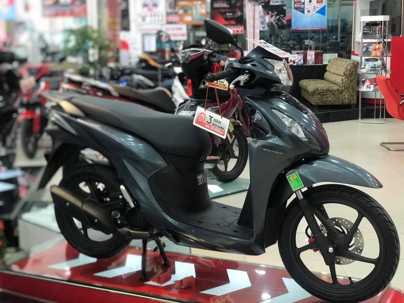 Honda là Vision cũng đang được bán ra thấp hơn giá đề xuất từ 200.000 - 500.000 đồng