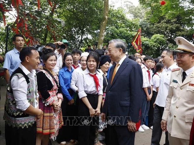 Ánh sáng Hồ Chí Minh soi đường cho chúng ta đi