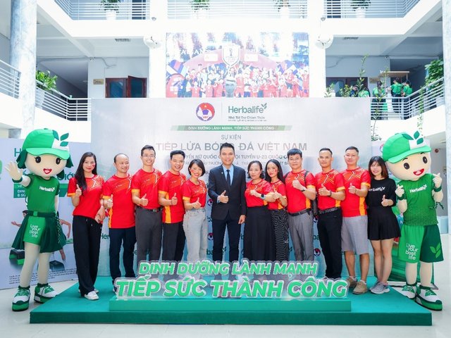 Herbalife “Tiếp Lửa Bóng Đá Việt Nam”