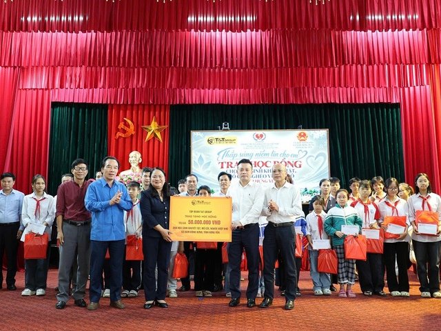 T&T Group trao 100 suất học bổng cho học sinh có hoàn cảnh khó khăn tại Hưng Yên
