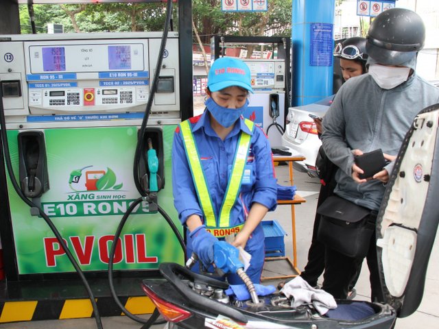 Giá xăng E10 tăng, dầu diesel tiếp tục giảm