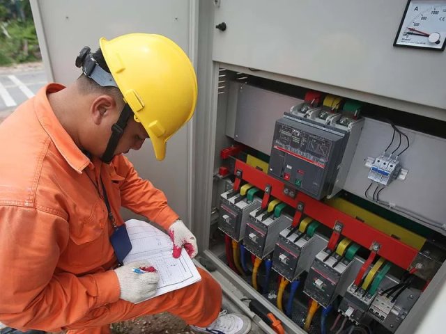Đề xuất giảm giá điện, xem xét đưa thuế tiêu thụ đặc biệt với xăng về 0%