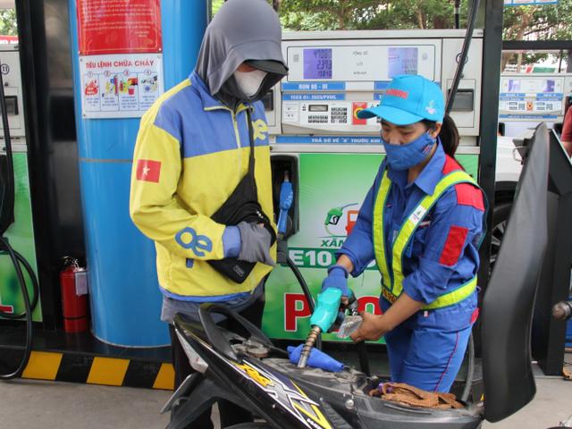 Giá xăng dầu đồng loạt tăng, diesel vượt 30.000 đồng/lít